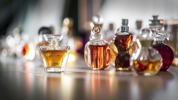 Composizione fotografica di profumi, un invito a scoprire la propria essenza